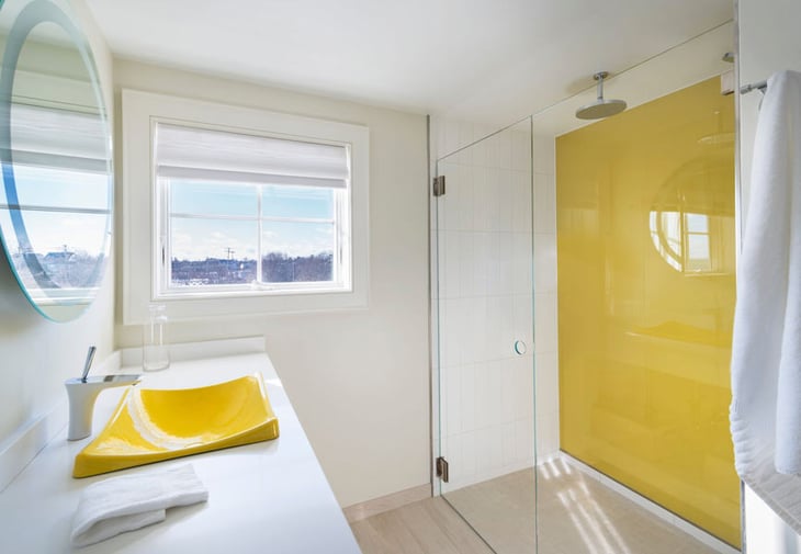 玻璃淋浴门，背面有黄色彩绘玻璃