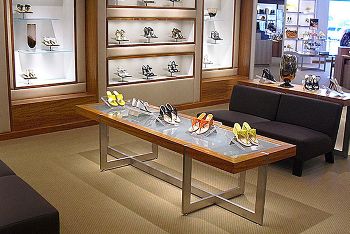 妇女鞋店所示的零售玻璃夹具